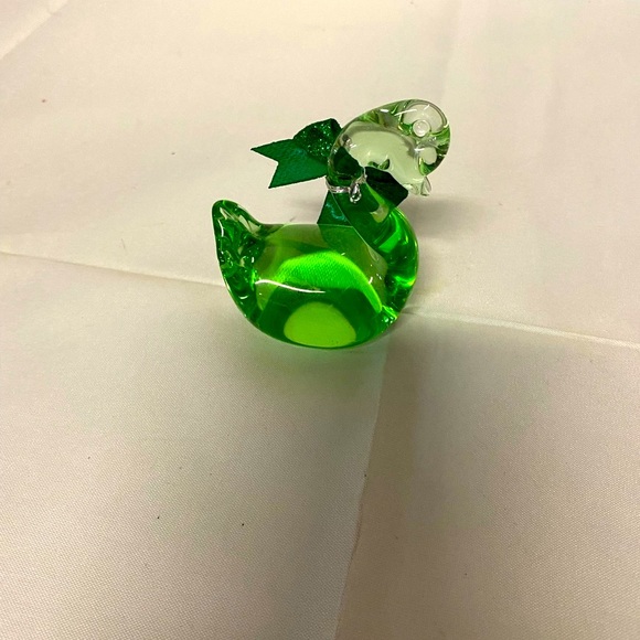 Glass Art Swan Paper weight with Green glitter bow - Picture 2 of 6